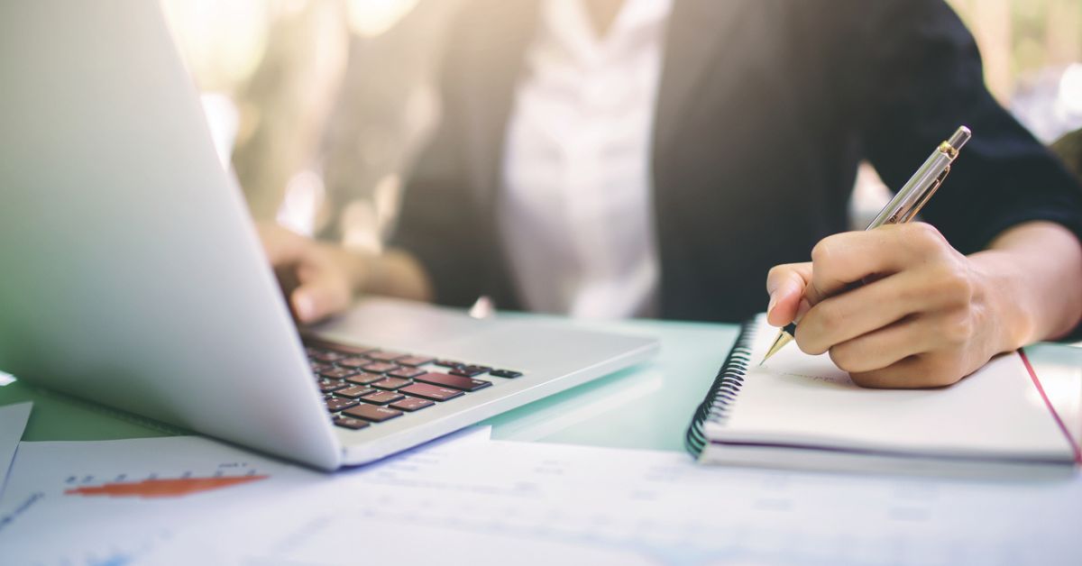 Person learning using a udemy review